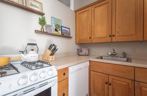 Fells Point House | Step into History: Charming Fells Point Retreat