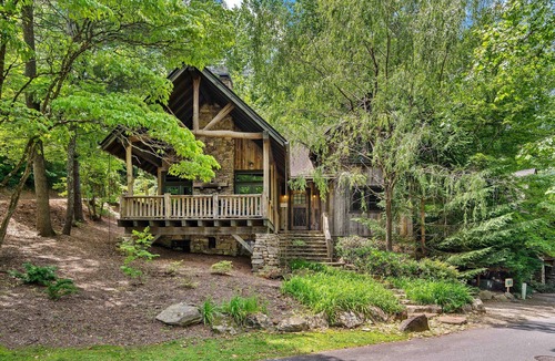 Cheshire House | Stepping Stone | Pet Friendly & 5-Minutes to Town!