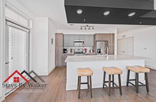 Oakland Condo | Steps From Downtown 2BR/2B ★ King Beds ★ Cable + Wi-Fi ★ Balcony (1200 SqFt)