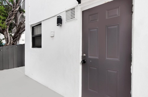 Hollywood Apartment | Steps from the ocean Trendy Loft UNIT # 6