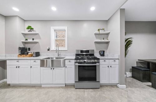 Bayonne House | Steps from the train, minutes to NYC, sleeps 24 in style