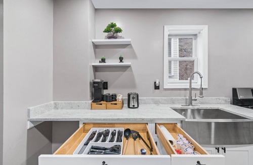 Bayonne House | Steps from the train, minutes to NYC, sleeps 24 in style