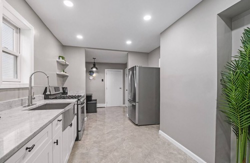 Bayonne House | Steps from the train, minutes to NYC, sleeps 24 in style
