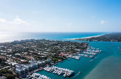Palm Beach Shores Apartment | Steps To Beach! 4 Condos In 1- Perfect For Groups