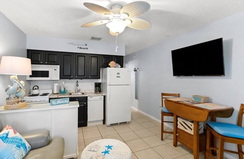 Madeira Beach Condo | Steps to Beach Access | Updated Condo | Pool | Sleeps 4