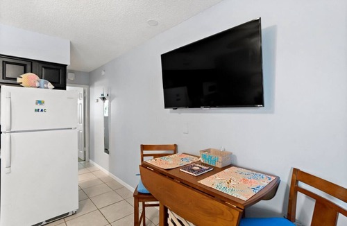 Madeira Beach Condo | Steps to Beach Access | Updated Condo | Pool | Sleeps 4