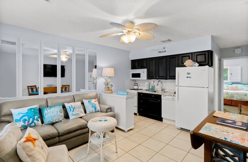 Madeira Beach Condo | Steps to Beach Access | Updated Condo | Pool | Sleeps 4