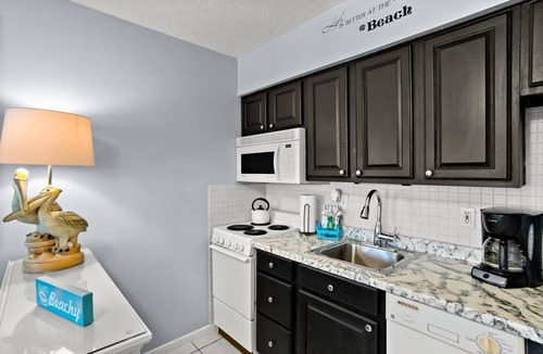 Madeira Beach Condo | Steps to Beach Access | Updated Condo | Pool | Sleeps 4