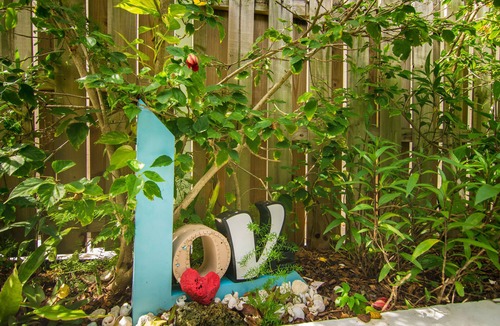 Juno Beach House | Steps to Beach. Hidden Gem. Boutique Bungalow Chic.