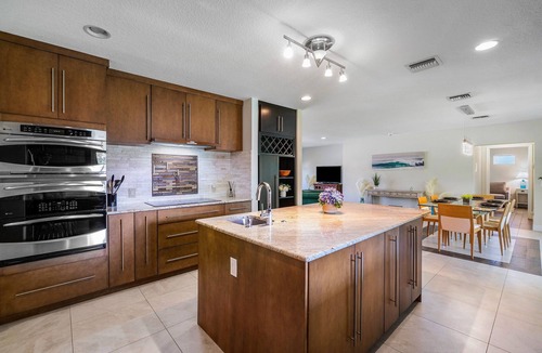 Singer Island House | Steps to beach! Luxe stay/Chef's kitchen & Lanai
