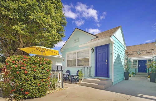 Lake Worth House | Steps to Beach, Park & Downtown! Cozy Bungalow