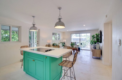 Tavernier Apartment | Steps to Gulf: Sleek Top-Floor Apt in Tavernier!