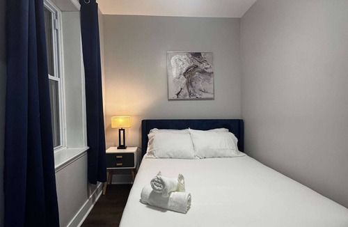 Southwark Apartment | Steps to Italian Market | Modern 2BD Home Sleeps 4