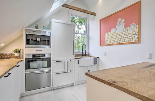 Glen Ridge House | Steps to NYC Train! Charming Carriage House Loft