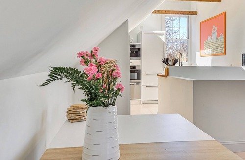 Glen Ridge House | Steps to NYC Train! Charming Carriage House Loft