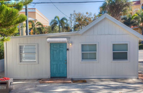 Treasure Island House | Steps to Sand - Standalone Beachfront Cottage w/Picnic Area & BBQ Grill Nearby Grocery