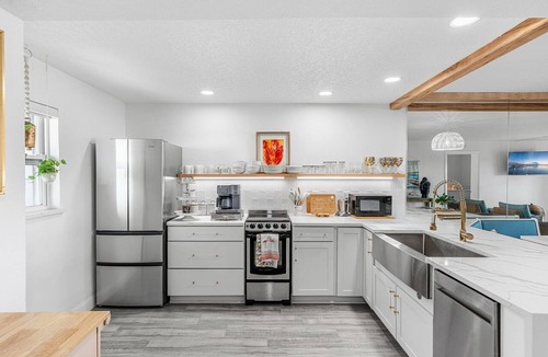 South Patrick Shores Condo | Steps to Sand: Ground-Floor Condo with Patio, Private Beach Access & Pool! ☀️