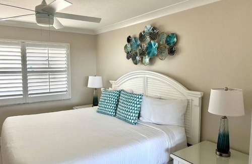 Sanibel Hotel | Steps to Sanibel Beach | Garden Views, Sunset & Island Activities | 4 Units