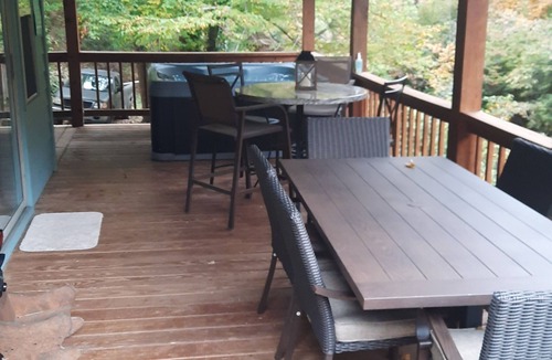 Hayesville Cabin | Steps to Shooting creek. FREE 2 bedrooms and game room if booked by dec 1