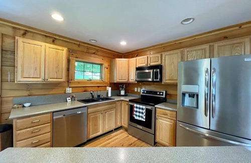 West Jefferson House | Still Waters - Riverfront, Foosball, Firepit, Fireplace, Covered Deck, River Tubes, Gas Grill, WIFI