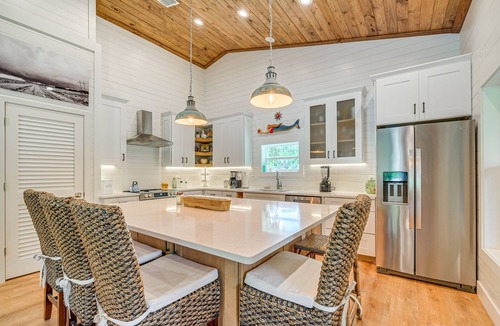 Yankeetown Cottage | Stilt-Style Cottage < 1 Mi to Downtown Yankeetown!