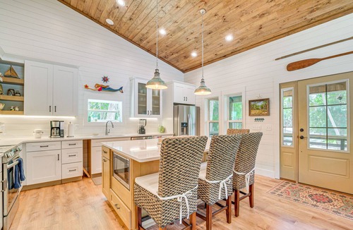 Yankeetown Cottage | Stilt-Style Cottage < 1 Mi to Downtown Yankeetown!