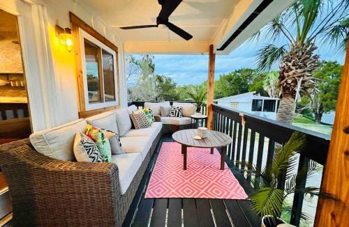 Crystal River House | Stilted 2BR canal home, full kitchen, yard, pets!