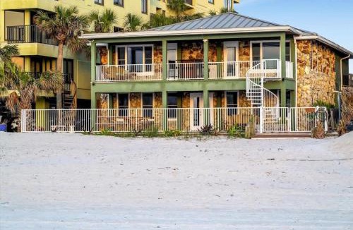 Independence Square Apartment | Stones Throw Beachfront Family Suite #3 VIEWS