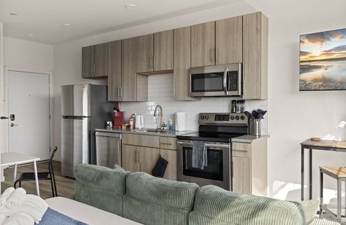 Poplar Apartment | Studio Apartment with Skyline Views, Free Parking, King Bed, and Gym