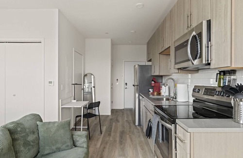 Poplar Apartment | Studio Apartment with Skyline Views, Free Parking, King Bed, and Gym