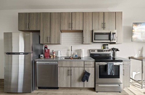 Poplar Apartment | Studio Apartment with Skyline Views, Free Parking, King Bed, and Gym