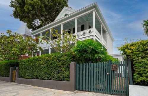 Historic Seaport Apartment | Studio Near Downtown - The Bartlum