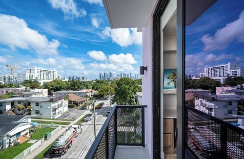 East Little Havana Apartment | Studio @ Pastel with Balcony City View