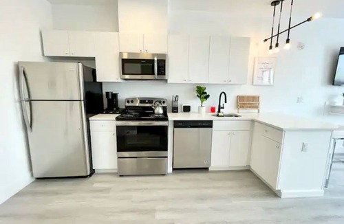 Elizabeth Apartment | Studio Suite w/Pool + Gym Near NYC & MetLife