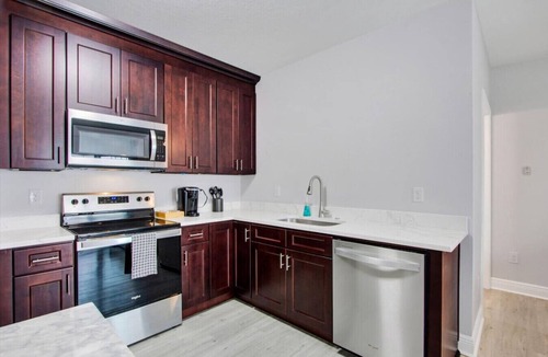 Courier City - Oscawana Apartment | Studio w/Patio & Grill by Soho Bars/Restaurants