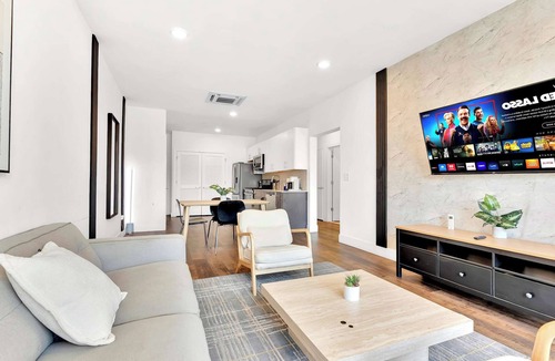 Olde Kensington Apartment | Stunning 2BR Sleeps 6 | near Rocky Steps Philly