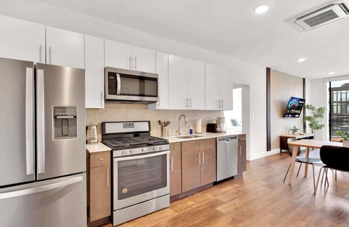Olde Kensington Apartment | Stunning 2BR Sleeps 6 | near Rocky Steps Philly