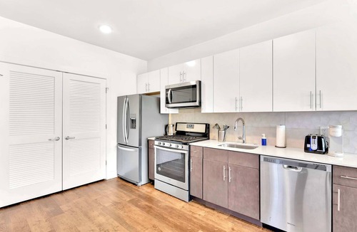 Olde Kensington Apartment | Stunning 2BR Sleeps 6 | near Rocky Steps Philly