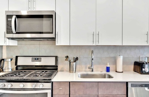 Olde Kensington Apartment | Stunning 2BR Sleeps 6 | near Rocky Steps Philly