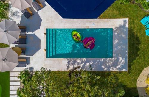 Golden Glades Villa | Stunning 8 bedroom Villa with Pool Basketball Pickleball BBQ Mini-golf and more