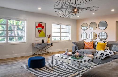 Golden Glades Villa | Stunning 8 bedroom Villa with Pool Basketball Pickleball BBQ Mini-golf and more