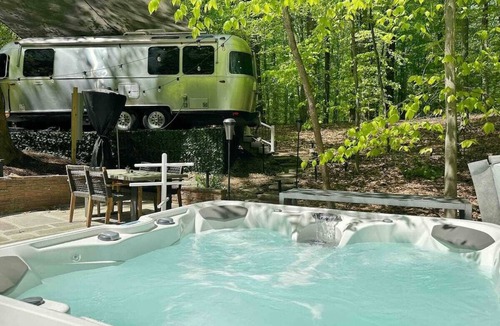 Olney House | Stunning Airstream trailer w/ hot tub!