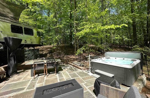 Olney House | Stunning Airstream trailer w/ hot tub!