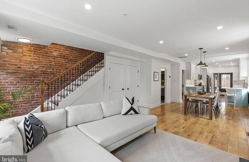 Shaw Condo | Stunning central 3Br/3ba with parking and deck