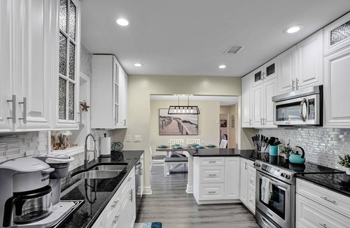 Tropic Palms House | Stunning Delray Beach Waterfront Oasis Heated Pool / Spa / Canal / Pool Table