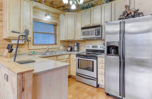 Otto Cabin | Stunning, dog-friendly cabin w/beautiful views, wrap-around deck, and gas grill