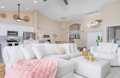 Pelican House | Stunning Gulf Access Jacuzzi Fishing Bikes Kayaks