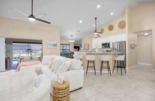 Pelican House | Stunning Gulf Access Jacuzzi Fishing Bikes Kayaks