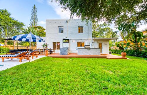 East Little Havana Villa | Stunning Historic Villa with Jacuzzi Heated Pool and Resort style Backyard