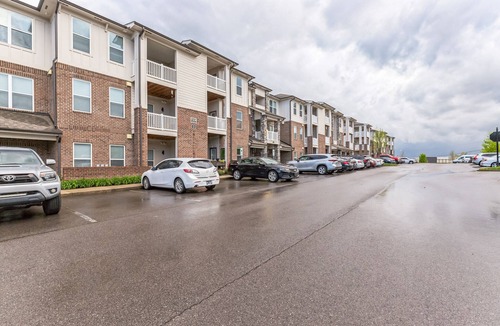 Farragut Apartment | Stunning I Corporate I Parking I Pool I Gym